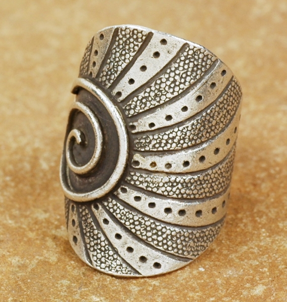Dekorativer Silber Ring mit Spirale