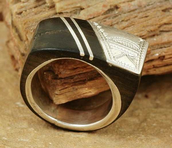 Dekorativer Tuareg Ring aus Ebenholz mit Silber
