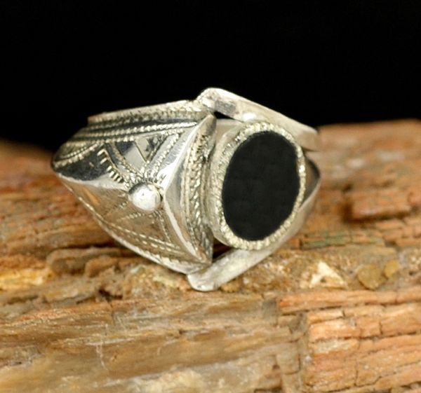 Dekorativer Tuareg Ring - Silber mit schwarzem Onyx