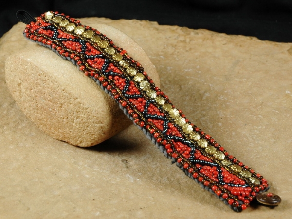 Dekoratives Armband mit schönen Perlen - Rot