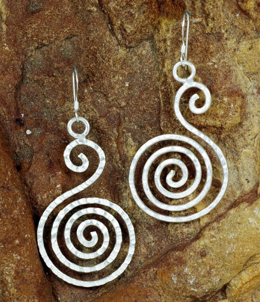 Elegante Silber Ohrringe mit Hammerschlag - Spirale