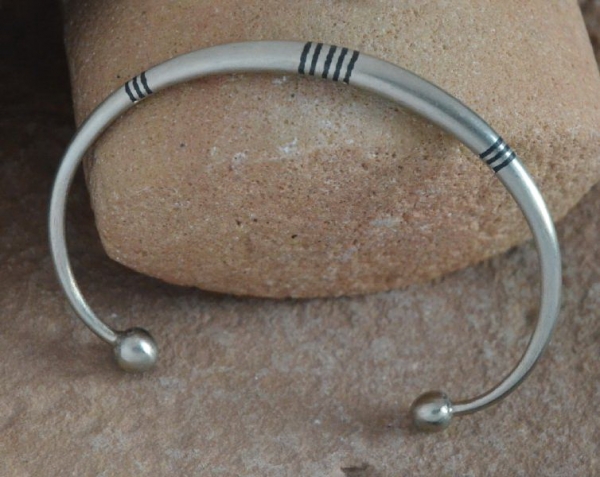 Elegante Tuareg Armspange mit Ebenholz Einlagen