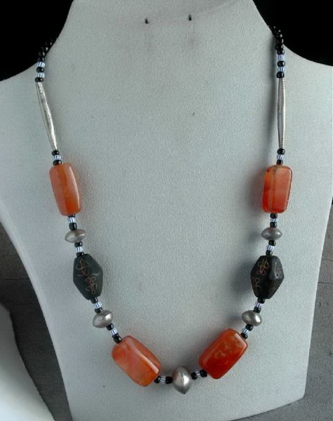 Elegante Tuareg Halskette mit Ebenholz und Achat