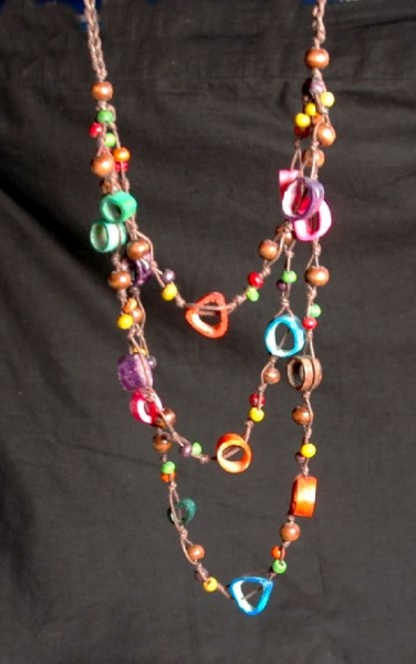 Extravagante Halskette - Bunte Holz & Knochen Perlen