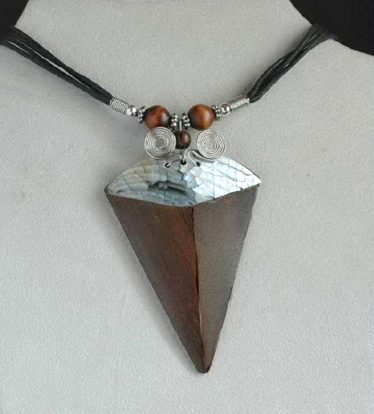 Extravagante Halskette - Schöner Holz Anhänger