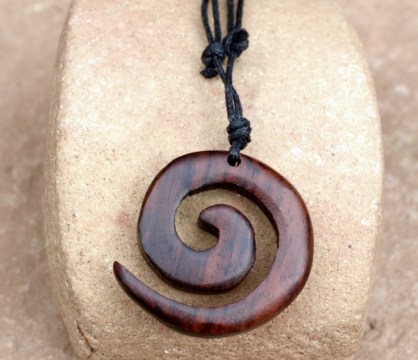 Halskette / Kette mit Holz Anhänger - Spirale