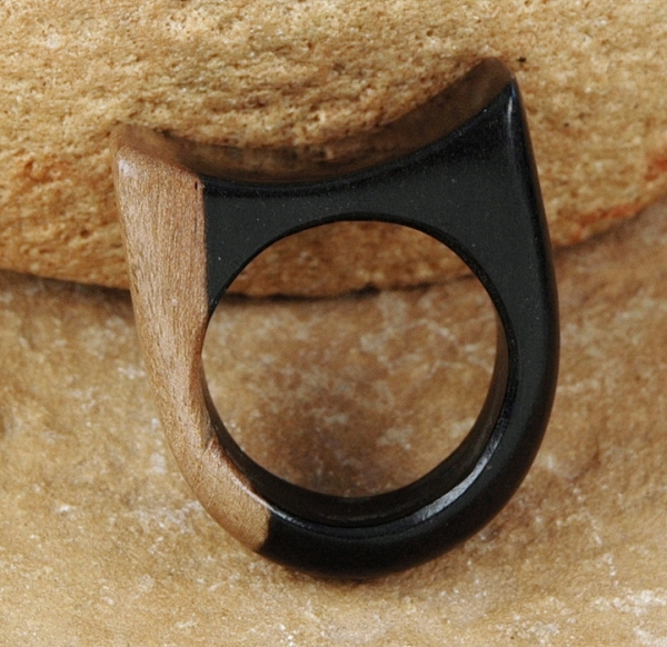 Holz Ring / Fingerring aus Afrika - Ausgefallene Form