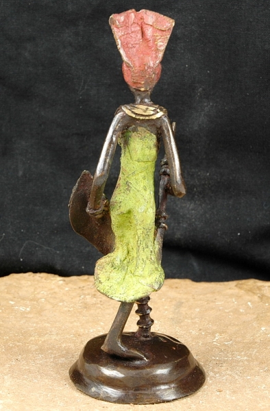 Moderne Afrika Figur aus Bronze - Kriegerin - Gelbguss - Rückseite
