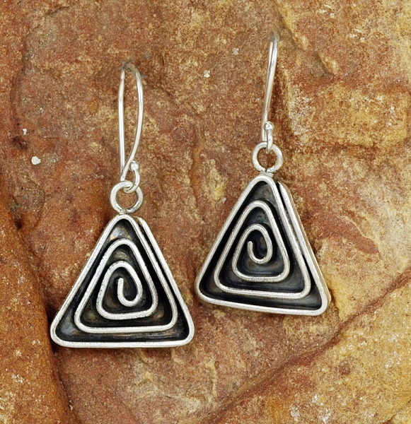 Moderne Ohrringe aus Silber - Spirale im Dreieck