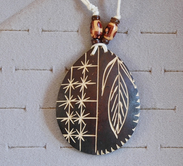 Natur Kette - Schön verzierter Kokos Holz Anhänger