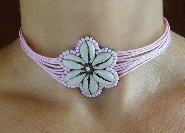 Pink Choker Kette - Blüte aus Kauri Muscheln