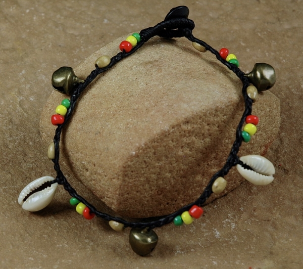 Reggae Fußkette mit Kauri Muschel & Glöckchen