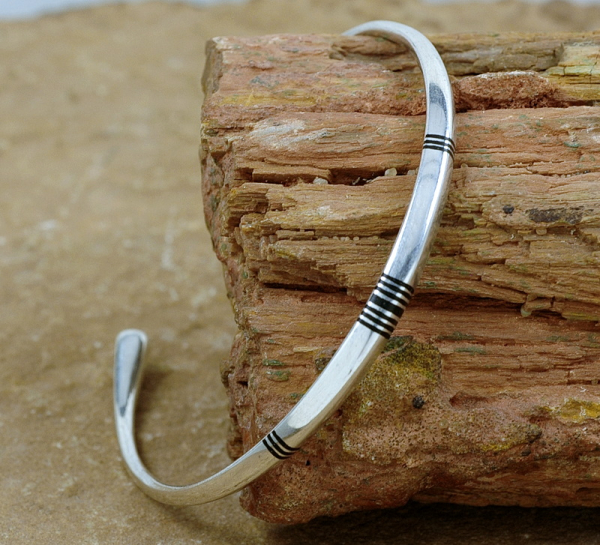 Schmale Tuareg Armspange - Silber mit Ebenholz