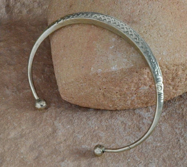 Schmaler Tuareg Armreif mit filigranem Muster