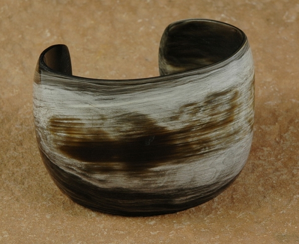 Schöne Afrika Armspange aus Horn - Afrika Schmuck