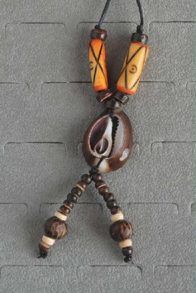 Schöne Afrika Halskette mit Kauri Muschel & Perlen - Rückseite