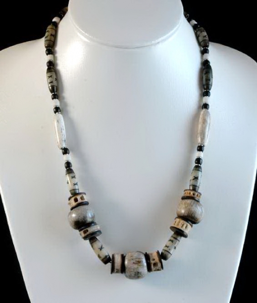 Schöne Afrika Kette / Halskette mit Knochen Perlen