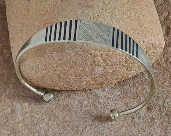 Schöne Tuareg Armspange mit Ebenholz Einlagen