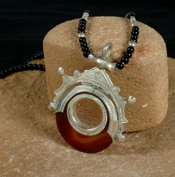 Schöne Tuareg Kette mit rotem Achat Anhänger