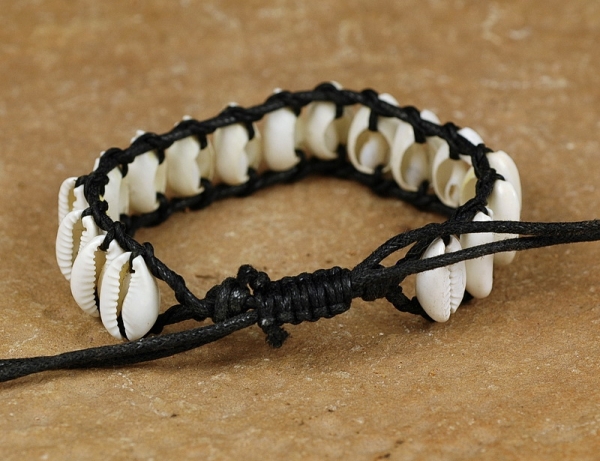 Schönes Afrika Armband mit 17 Kauri Muscheln