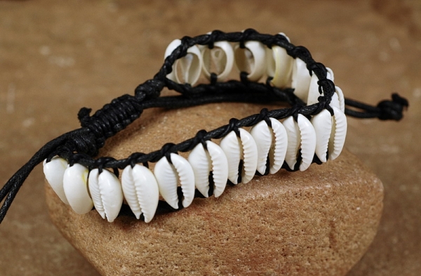 Schönes Afrika Armband mit 17 Kauri Muscheln