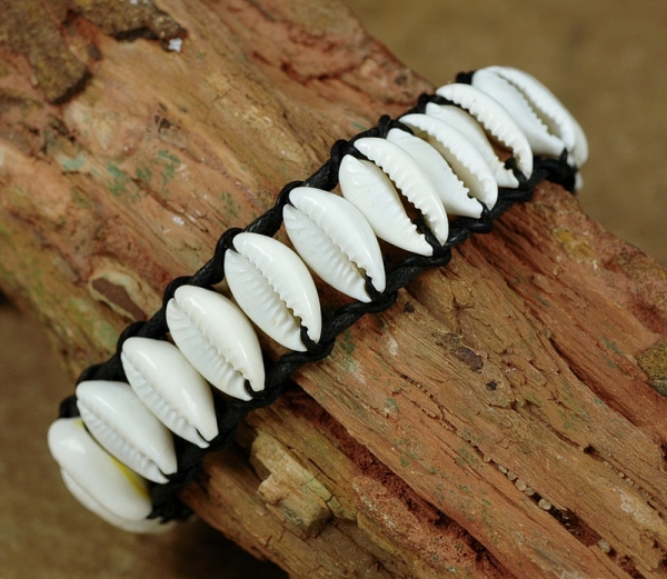 Schönes Afrika Armband mit 17 Kauri Muscheln