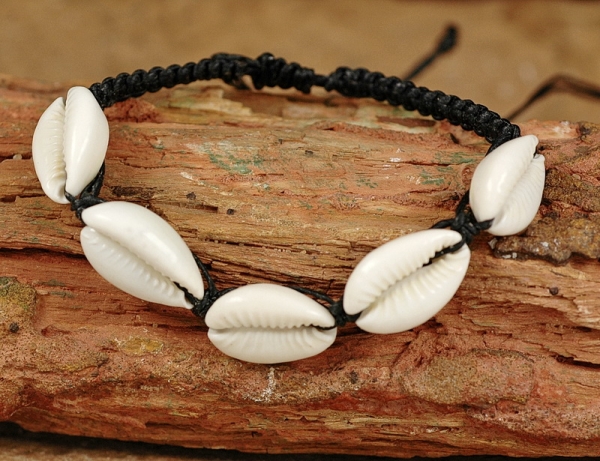 Schönes Afrika Armband mit Kauri Muscheln