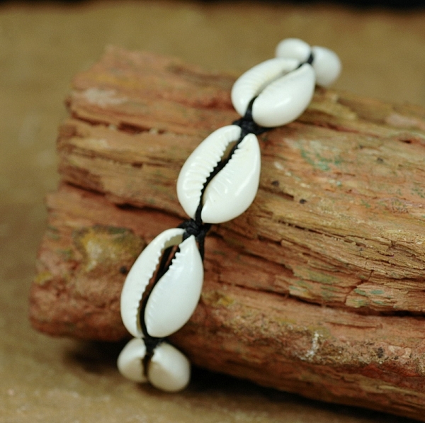 Schönes Afrika Armband mit Kauri Muscheln