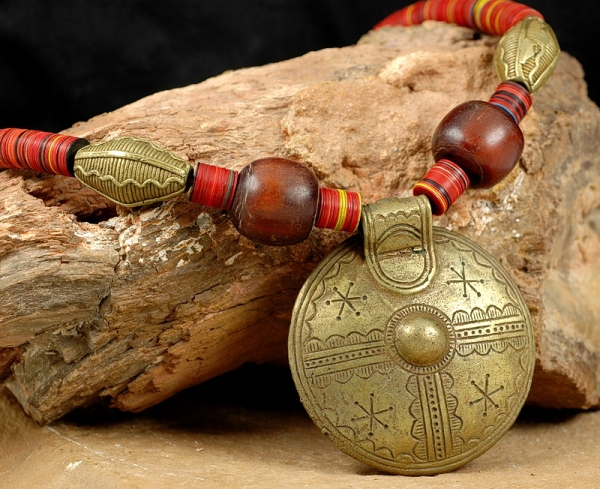 Tolle Afrika Halskette mit rundem Bronze Anhänger