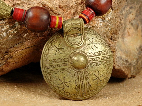 Tolle Afrika Halskette mit rundem Bronze Anhänger