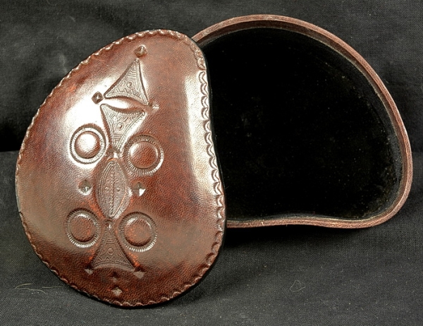 Tuareg Lederdose aus Ziegenleder - Tuareg Kunst - offen