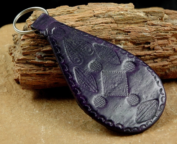 Tuareg Schlüssel Anhänger aus Leder - Kunst in Lila