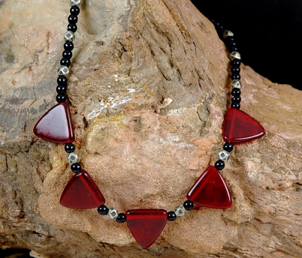 Tuareg Schmuck - Kette mit roten Glas Dreiecken