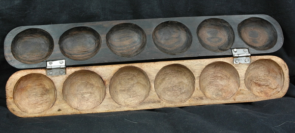 Wari / Ovare / Kalaha Spiel aus Afrika - Elefanten Motiv - offen