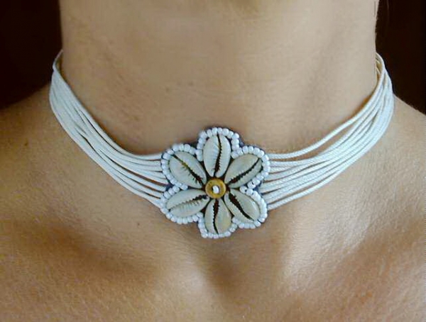 Weiße Choker Kette - Blüte aus Kauri Muscheln